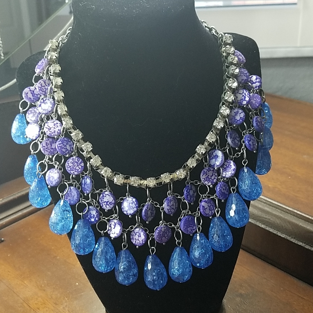 Silver tone brilliant blue stone neclace
